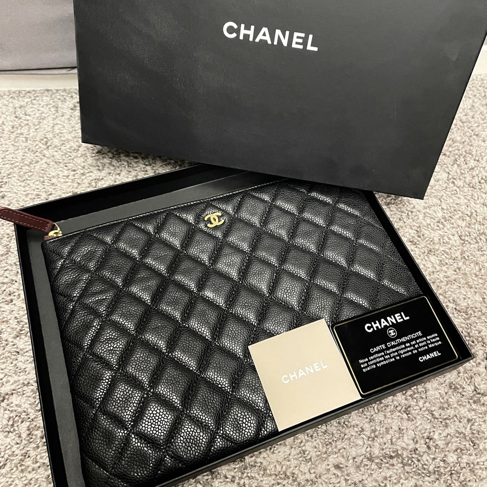 CHANEL O Case Medium Caviar